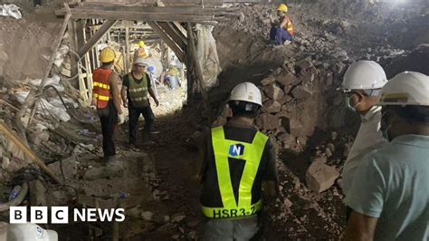 Workers trapped for days in Thai tunnel found dead .
